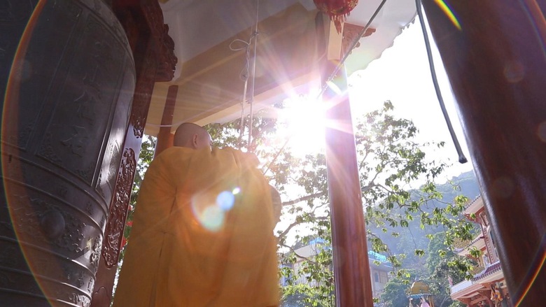 &Acirc;m vang chu&ocirc;ng ch&ugrave;a tr&ecirc;n đỉnh n&uacute;i B&agrave; Đen trong ng&agrave;y đầu T&acirc;y Ninh hợp nhất- Ảnh 1.