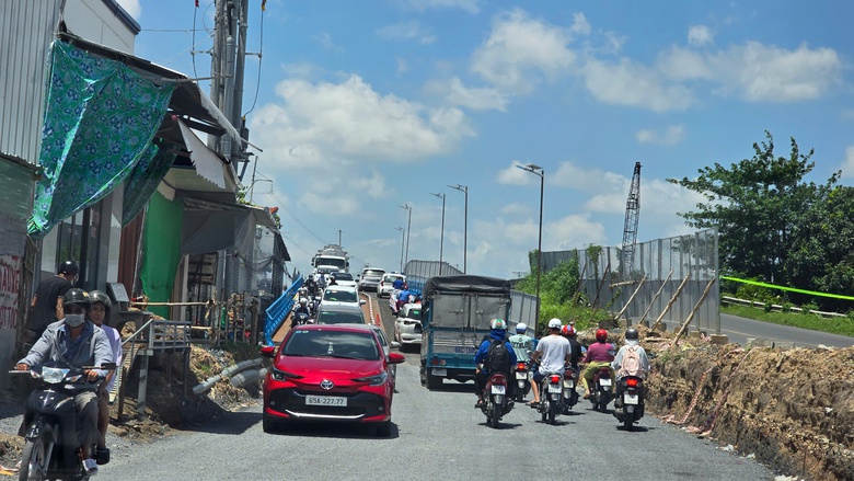 Cần Thơ bắt đầu ph&acirc;n luồng giao th&ocirc;ng qua cầu tạm &Ocirc; M&ocirc;n- Ảnh 1.