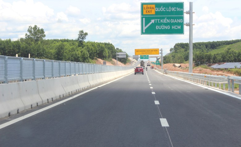Cao tốc Vạn Ninh - Cam Lộ: Cơ bản xong tuyến chính, nỗ lực hoàn thành vào đầu tháng 7- Ảnh 1. Cao tốc Vạn Ninh - Cam Lộ: Cơ bản xong tuyến chính, nỗ lực hoàn thành vào đầu tháng 7- Ảnh 1.