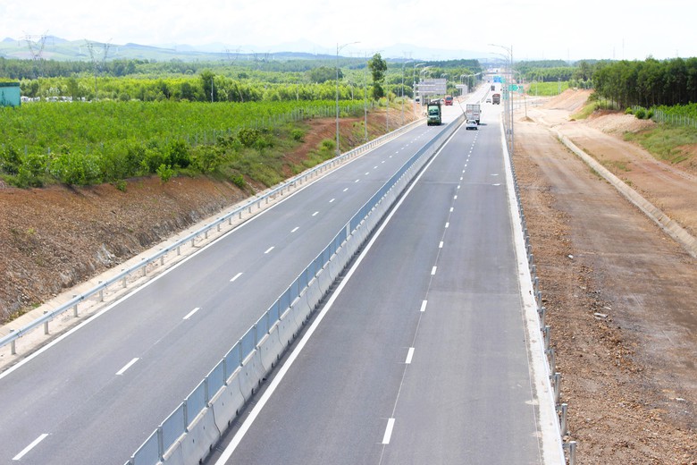 Cao tốc Vạn Ninh - Cam Lộ: Cơ bản xong tuyến chính, nỗ lực hoàn thành vào đầu tháng 7- Ảnh 11. Cao tốc Vạn Ninh - Cam Lộ: Cơ bản xong tuyến chính, nỗ lực hoàn thành vào đầu tháng 7- Ảnh 11.