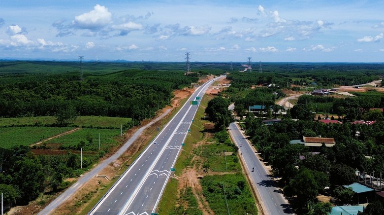 Cao tốc Vạn Ninh - Cam Lộ: Cơ bản xong tuyến chính, nỗ lực hoàn thành vào đầu tháng 7- Ảnh 3. Cao tốc Vạn Ninh - Cam Lộ: Cơ bản xong tuyến chính, nỗ lực hoàn thành vào đầu tháng 7- Ảnh 3.