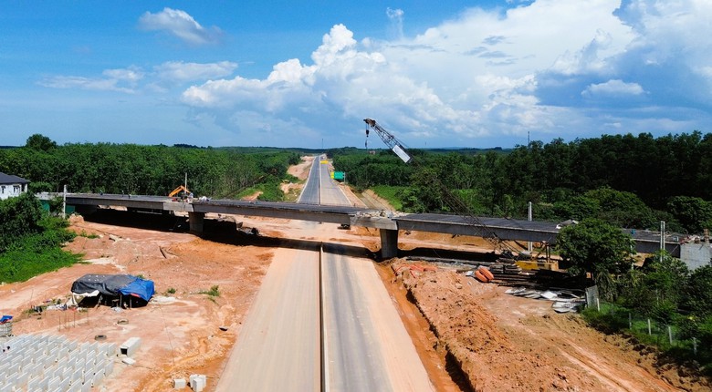Cao tốc Vạn Ninh - Cam Lộ: Cơ bản xong tuyến chính, nỗ lực hoàn thành vào đầu tháng 7- Ảnh 4. Cao tốc Vạn Ninh - Cam Lộ: Cơ bản xong tuyến chính, nỗ lực hoàn thành vào đầu tháng 7- Ảnh 4.