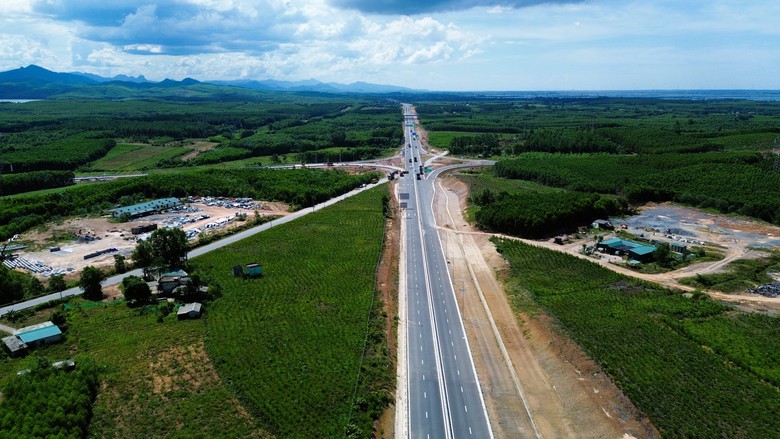 Cao tốc Vạn Ninh - Cam Lộ: Cơ bản xong tuyến chính, nỗ lực hoàn thành vào đầu tháng 7- Ảnh 5. Cao tốc Vạn Ninh - Cam Lộ: Cơ bản xong tuyến chính, nỗ lực hoàn thành vào đầu tháng 7- Ảnh 5.