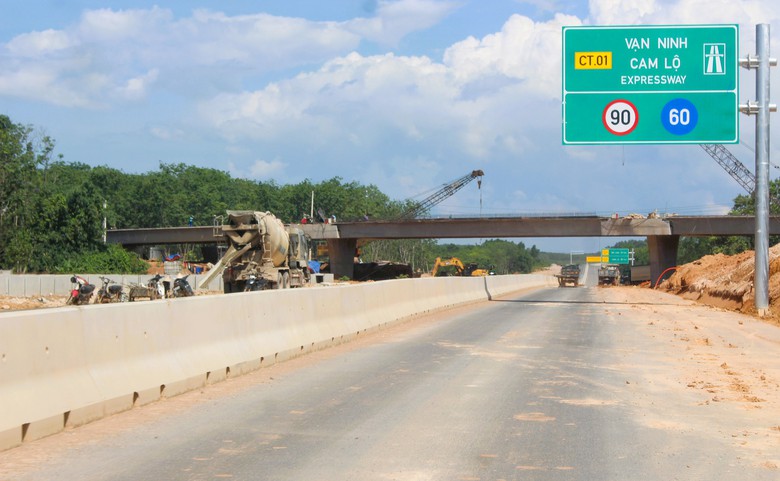 Cao tốc Vạn Ninh - Cam Lộ: Cơ bản xong tuyến chính, nỗ lực hoàn thành vào đầu tháng 7- Ảnh 7. Cao tốc Vạn Ninh - Cam Lộ: Cơ bản xong tuyến chính, nỗ lực hoàn thành vào đầu tháng 7- Ảnh 7.