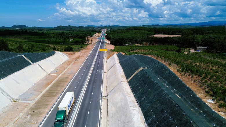 Cao tốc Vạn Ninh - Cam Lộ: Cơ bản xong tuyến chính, nỗ lực hoàn thành vào đầu tháng 7- Ảnh 9. Cao tốc Vạn Ninh - Cam Lộ: Cơ bản xong tuyến chính, nỗ lực hoàn thành vào đầu tháng 7- Ảnh 9.