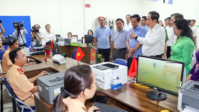 Chủ tịch Quốc hội kiểm tra hạ tầng vận h&agrave;nh ch&iacute;nh quyền 2 cấp TP Cần Thơ- Ảnh 2.