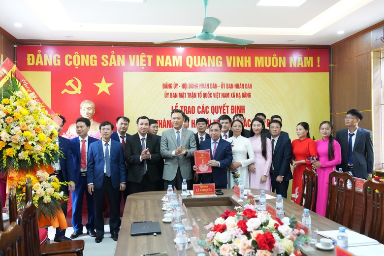 Dấu ấn lịch sử ngày 30/6: Các phường, xã ở Thủ đô đồng loạt ra mắt bộ máy hành chính mới- Ảnh 11. Dấu ấn lịch sử ngày 30/6: Các phường, xã ở Thủ đô đồng loạt ra mắt bộ máy hành chính mới- Ảnh 11.