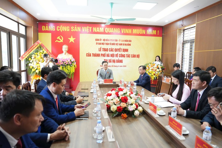 Dấu ấn lịch sử ngày 30/6: Các phường, xã ở Thủ đô đồng loạt ra mắt bộ máy hành chính mới- Ảnh 10. Dấu ấn lịch sử ngày 30/6: Các phường, xã ở Thủ đô đồng loạt ra mắt bộ máy hành chính mới- Ảnh 10.