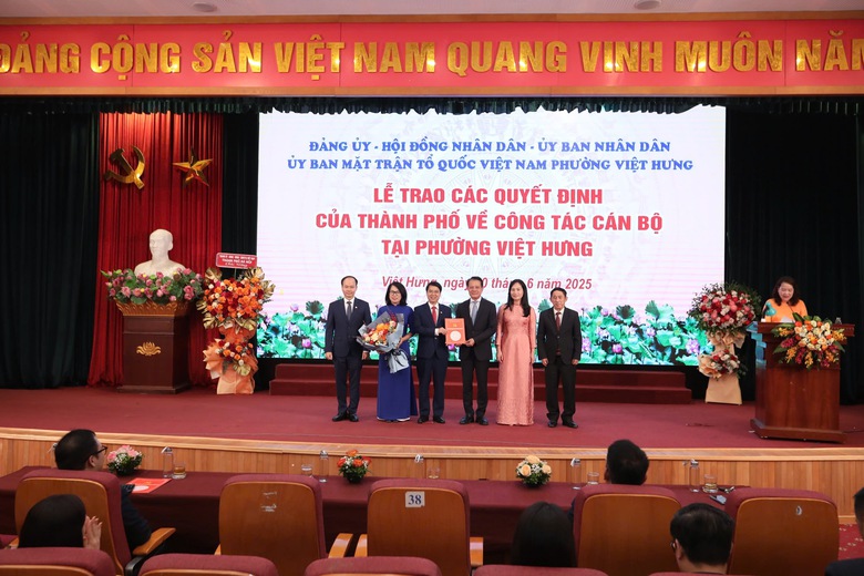 Dấu ấn lịch sử ngày 30/6: Các phường, xã ở Thủ đô đồng loạt ra mắt bộ máy hành chính mới- Ảnh 3. Dấu ấn lịch sử ngày 30/6: Các phường, xã ở Thủ đô đồng loạt ra mắt bộ máy hành chính mới- Ảnh 3.