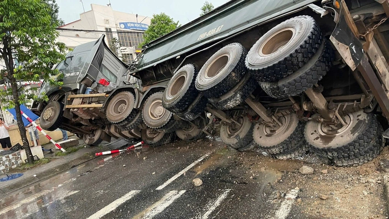 Tai nạn li&ecirc;n ho&agrave;n ở Th&aacute;i Nguy&ecirc;n: Xe đầu k&eacute;o lật nghi&ecirc;ng, đổ c&aacute;t đ&egrave; bẹp &ocirc; t&ocirc; con- Ảnh 2.
