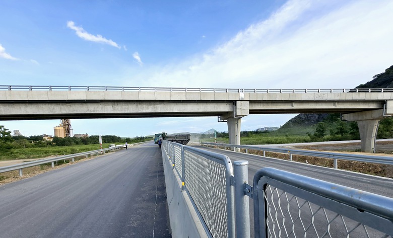 Cao tốc Vạn Ninh - Cam Lộ dự kiến thông xe 30/6, vượt tiến độ 4 tháng- Ảnh 16. Cao tốc Vạn Ninh - Cam Lộ dự kiến thông xe 30/6, vượt tiến độ 4 tháng- Ảnh 16.