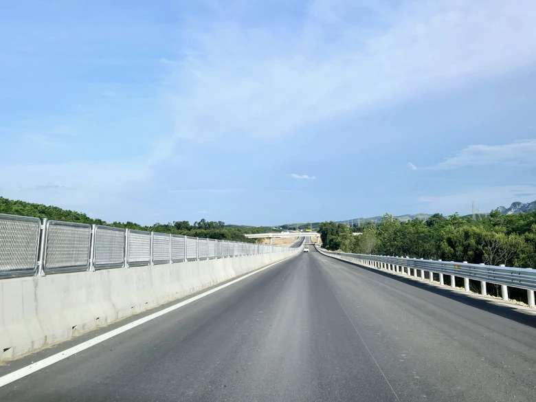 Cao tốc Vạn Ninh - Cam Lộ dự kiến thông xe 30/6, vượt tiến độ 4 tháng- Ảnh 13. Cao tốc Vạn Ninh - Cam Lộ dự kiến thông xe 30/6, vượt tiến độ 4 tháng- Ảnh 13.