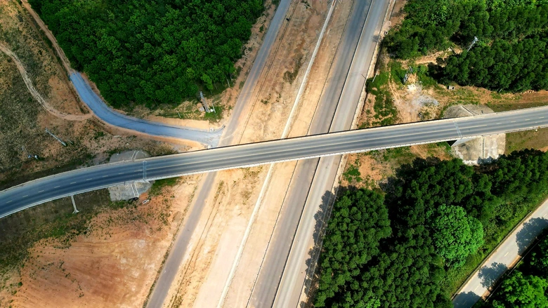 Cao tốc Vạn Ninh - Cam Lộ dự kiến thông xe 30/6, vượt tiến độ 4 tháng- Ảnh 22. Cao tốc Vạn Ninh - Cam Lộ dự kiến thông xe 30/6, vượt tiến độ 4 tháng- Ảnh 22.