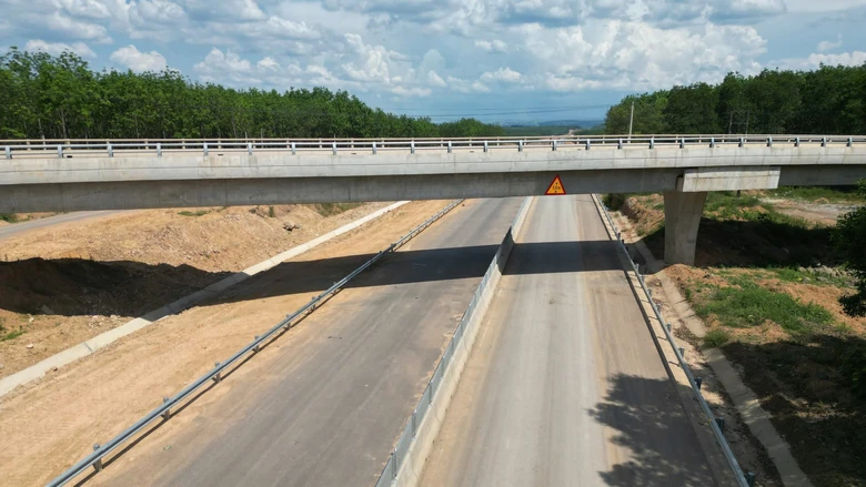 Cao tốc Vạn Ninh - Cam Lộ dự kiến thông xe 30/6, vượt tiến độ 4 tháng- Ảnh 14. Cao tốc Vạn Ninh - Cam Lộ dự kiến thông xe 30/6, vượt tiến độ 4 tháng- Ảnh 14.