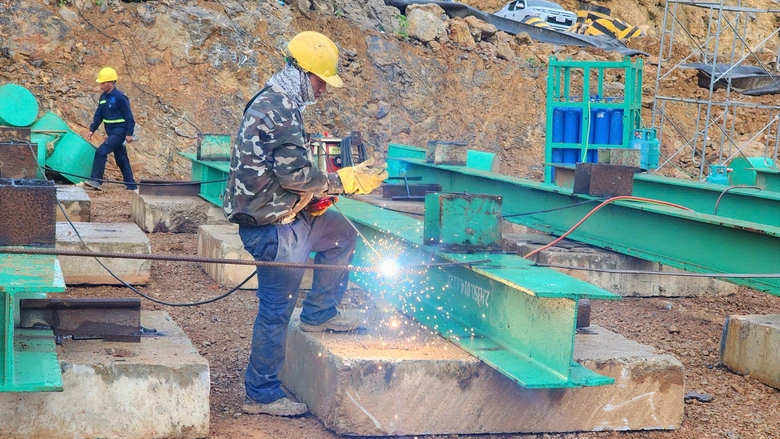 Lắp đặt s&agrave; lan lớn thi c&ocirc;ng cầu c&oacute; 2 kỷ lục tr&ecirc;n cao tốc H&ograve;a B&igrave;nh - Mộc Ch&acirc;u- Ảnh 12.