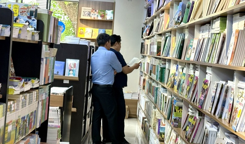 Phụ huynh hoa mắt trước "ma trận" s&aacute;ch học h&egrave; cho con- Ảnh 2.