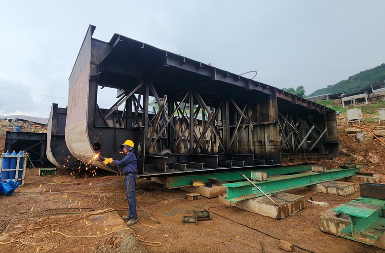 Lắp đặt s&agrave; lan lớn thi c&ocirc;ng cầu c&oacute; 2 kỷ lục tr&ecirc;n cao tốc H&ograve;a B&igrave;nh - Mộc Ch&acirc;u- Ảnh 9.