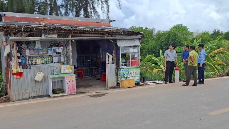 Bạc Liêu kiên quyết xử lý vi phạm hành lang đê Biển Đông- Ảnh 2. Bạc Liêu kiên quyết xử lý vi phạm hành lang đê Biển Đông- Ảnh 2.