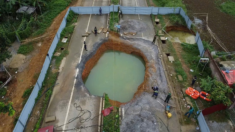 Hiểm họa từ hố tử thần mở rộng tại bản l&agrave;ng v&ugrave;ng cao Bắc Kạn- Ảnh 1.