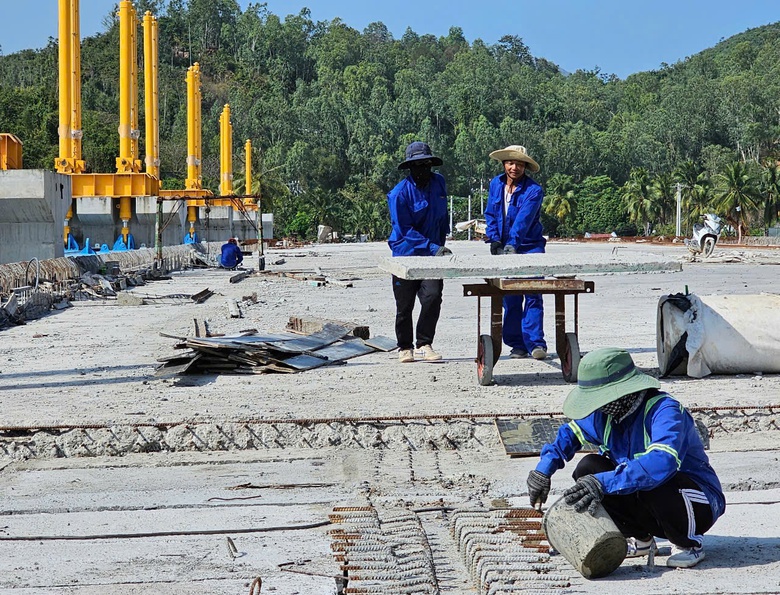 Chống nắng cho c&ocirc;ng nh&acirc;n x&acirc;y dựng từ những việc nhỏ nhưng thiết thực- Ảnh 1.