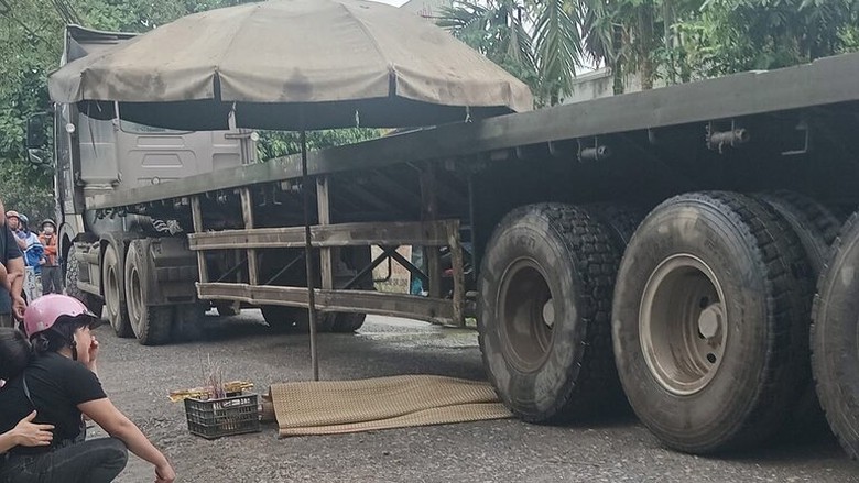 Bất ngờ ng&atilde; xuống đường, 2 người đi xe m&aacute;y bị xe đầu k&eacute;o c&aacute;n thương vong- Ảnh 1.