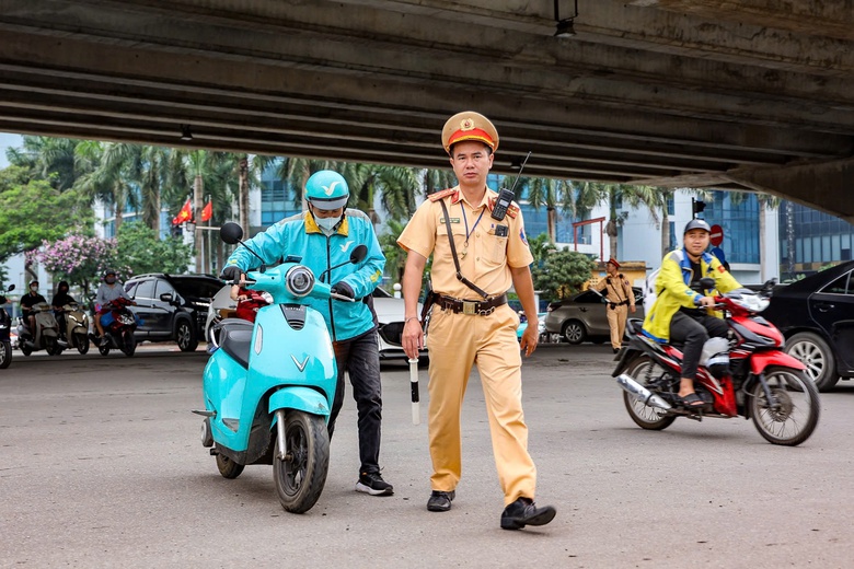 Nhận mức phạt "bằng cả th&aacute;ng lương", t&agrave;i xế xe &ocirc;m c&ocirc;ng nghệ trần t&igrave;nh đủ l&yacute; do- Ảnh 6.