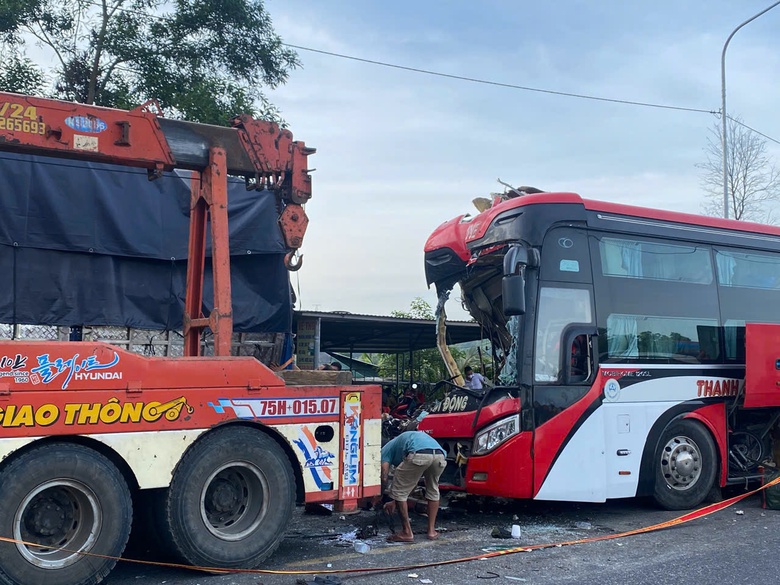 Ô tô khách va chạm xe tải trên đường tránh Huế, phụ xe tử vong tại chỗ, 5 người bị thương- Ảnh 1. Ô tô khách va chạm xe tải trên đường tránh Huế, phụ xe tử vong tại chỗ, 5 người bị thương- Ảnh 1.