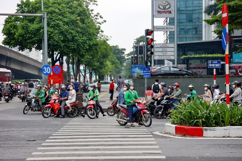 Nhận mức phạt "bằng cả th&aacute;ng lương", t&agrave;i xế xe &ocirc;m c&ocirc;ng nghệ trần t&igrave;nh đủ l&yacute; do- Ảnh 1.