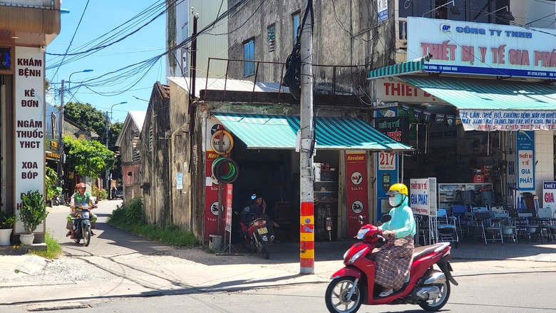 Quảng Ng&atilde;i: Th&ocirc;ng mặt bằng, ho&agrave;n thiện tuyến đường l&agrave;m gần chục năm vẫn chưa xong- Ảnh 1.