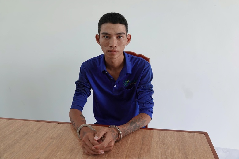 Bắt th&ecirc;m đối tượng giả danh cảnh s&aacute;t cưỡng đoạt t&agrave;i sản người đi đường- Ảnh 2.