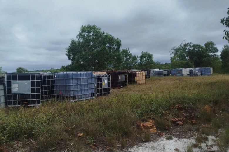 H&agrave;ng loạt vỏ th&ugrave;ng nhựa nghi đựng h&oacute;a chất ngổn ngang giữa khu d&acirc;n ở TP Huế- Ảnh 2.