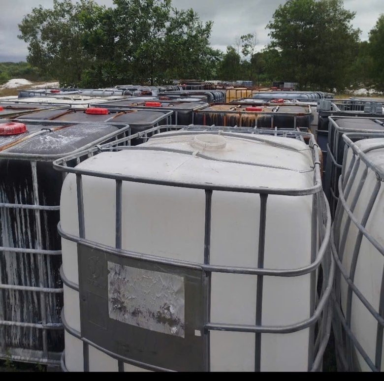 H&agrave;ng loạt vỏ th&ugrave;ng nhựa nghi đựng h&oacute;a chất ngổn ngang giữa khu d&acirc;n ở TP Huế- Ảnh 3.