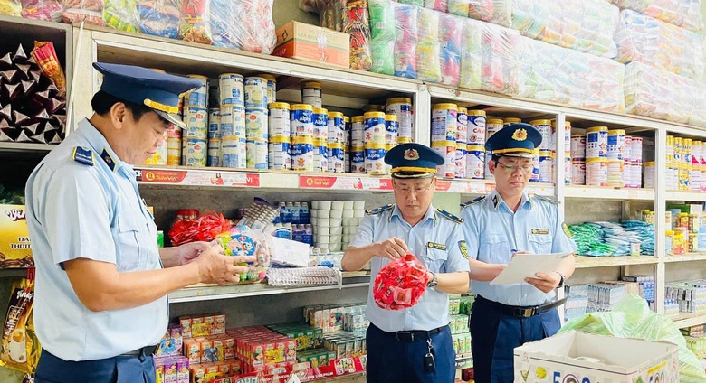 Thủ tướng: Xử l&yacute; nghi&ecirc;m c&aacute;n bộ tiếp tay cho bu&ocirc;n lậu, sản xuất h&agrave;ng giả- Ảnh 1.