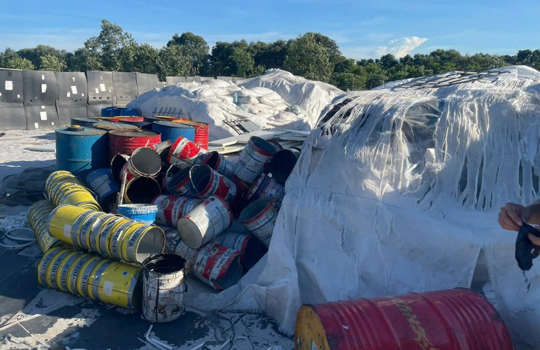 H&agrave;ng loạt vỏ th&ugrave;ng nhựa nghi đựng h&oacute;a chất ngổn ngang giữa khu d&acirc;n ở TP Huế- Ảnh 1.