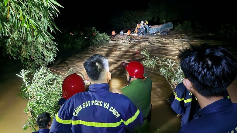 Huế: Xuy&ecirc;n đ&ecirc;m cứu 4 người mắc kẹt trong d&ograve;ng nước lũ- Ảnh 1.