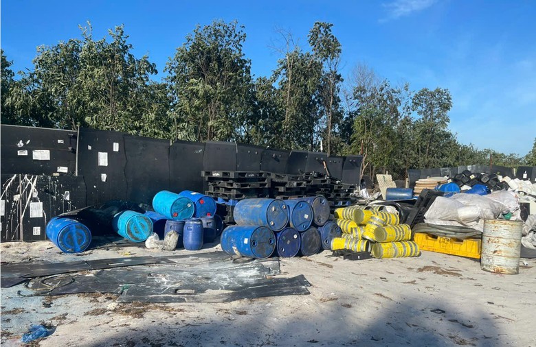 H&agrave;ng loạt vỏ th&ugrave;ng nhựa nghi đựng h&oacute;a chất ngổn ngang giữa khu d&acirc;n ở TP Huế- Ảnh 4.