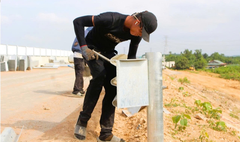 Cao tốc Vạn Ninh - Cam Lộ dự kiến thông xe 30/6, vượt tiến độ 4 tháng- Ảnh 7. Cao tốc Vạn Ninh - Cam Lộ dự kiến thông xe 30/6, vượt tiến độ 4 tháng- Ảnh 7.