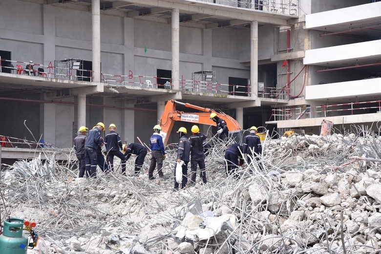 Vụ sập tòa nhà 30 tầng ở Bangkok: Điều tra 70 quan chức nghi sai phạm đấu thầu- Ảnh 1. Vụ sập tòa nhà 30 tầng ở Bangkok: Điều tra 70 quan chức nghi sai phạm đấu thầu- Ảnh 1.
