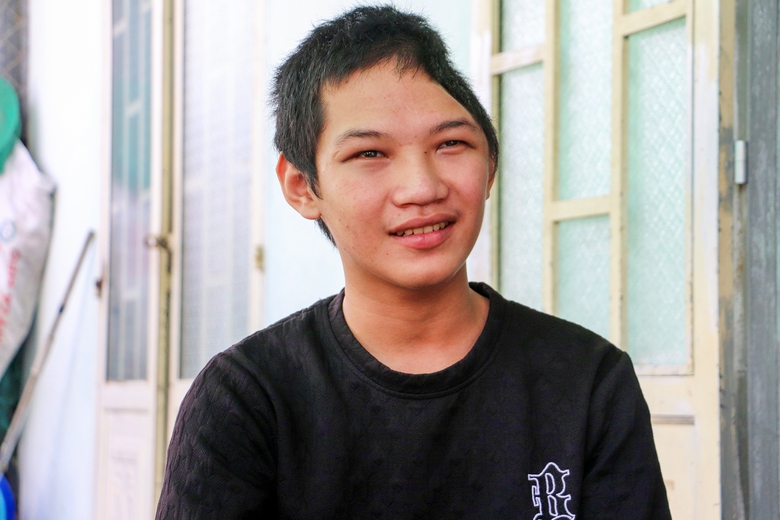 B&aacute;o X&acirc;y dựng trao gần 200 triệu đồng gi&uacute;p thiếu ni&ecirc;n gh&eacute;p sọ sau tai nạn giao th&ocirc;ng- Ảnh 2.