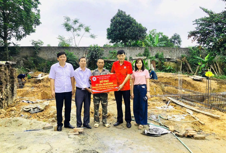 Tam Dương: Trao kinh phí xây, sửa chữa nhà ở cho đối tượng có hoàn cảnh đặc biệt khó khăn- Ảnh 1. Tam Dương: Trao kinh phí xây, sửa chữa nhà ở cho đối tượng có hoàn cảnh đặc biệt khó khăn- Ảnh 1.