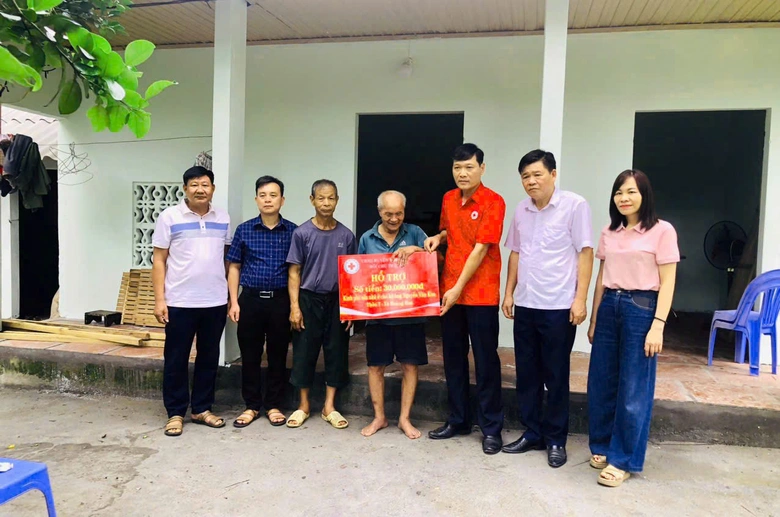 Tam Dương: Trao kinh phí xây, sửa chữa nhà ở cho đối tượng có hoàn cảnh đặc biệt khó khăn- Ảnh 3. Tam Dương: Trao kinh phí xây, sửa chữa nhà ở cho đối tượng có hoàn cảnh đặc biệt khó khăn- Ảnh 3.