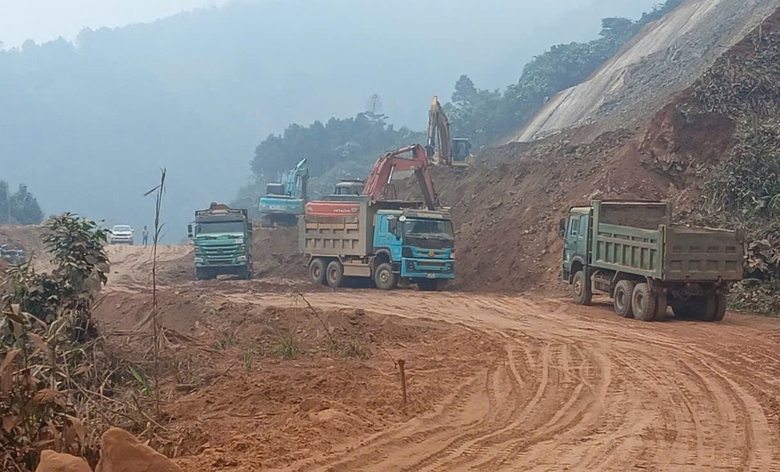 Đường kết nối Tây Bắc: Tranh thủ bảo dưỡng máy ngày mưa để tăng tốc khi trời nắng- Ảnh 5. Đường kết nối Tây Bắc: Tranh thủ bảo dưỡng máy ngày mưa để tăng tốc khi trời nắng- Ảnh 5.