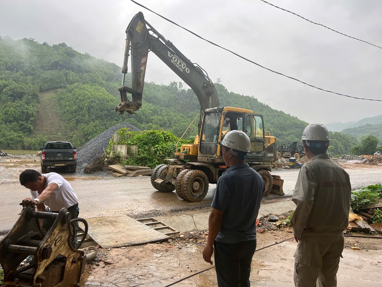 Đường kết nối Tây Bắc: Tranh thủ bảo dưỡng máy ngày mưa để tăng tốc khi trời nắng- Ảnh 2. Đường kết nối Tây Bắc: Tranh thủ bảo dưỡng máy ngày mưa để tăng tốc khi trời nắng- Ảnh 2.