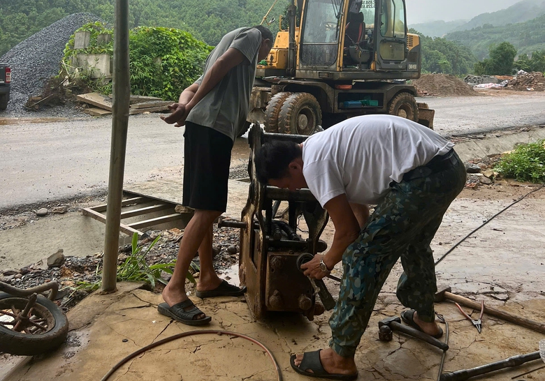 Đường kết nối Tây Bắc: Tranh thủ bảo dưỡng máy ngày mưa để tăng tốc khi trời nắng- Ảnh 3. Đường kết nối Tây Bắc: Tranh thủ bảo dưỡng máy ngày mưa để tăng tốc khi trời nắng- Ảnh 3.