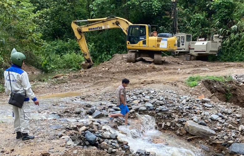 Đường kết nối Tây Bắc: Tranh thủ bảo dưỡng máy ngày mưa để tăng tốc khi trời nắng- Ảnh 6. Đường kết nối Tây Bắc: Tranh thủ bảo dưỡng máy ngày mưa để tăng tốc khi trời nắng- Ảnh 6.