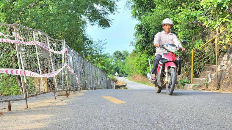 Tỉnh lộ huyết mạch ở Quảng Ng&atilde;i sạt lở hơn 6 th&aacute;ng tiếp tục ăn s&acirc;u v&agrave;o mặt đường- Ảnh 7.