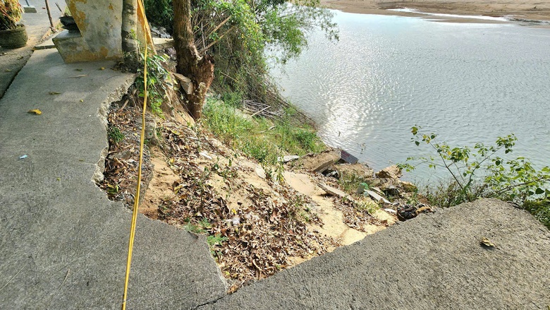 Tỉnh lộ huyết mạch ở Quảng Ng&atilde;i sạt lở hơn 6 th&aacute;ng tiếp tục ăn s&acirc;u v&agrave;o mặt đường- Ảnh 4.