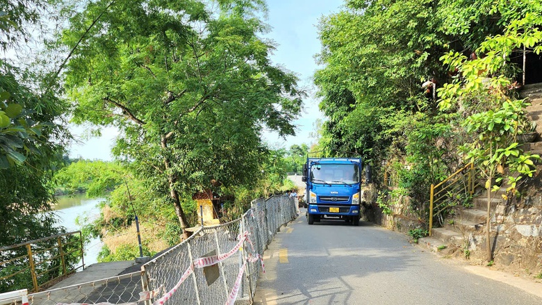 Tỉnh lộ huyết mạch ở Quảng Ng&atilde;i sạt lở hơn 6 th&aacute;ng tiếp tục ăn s&acirc;u v&agrave;o mặt đường- Ảnh 1.