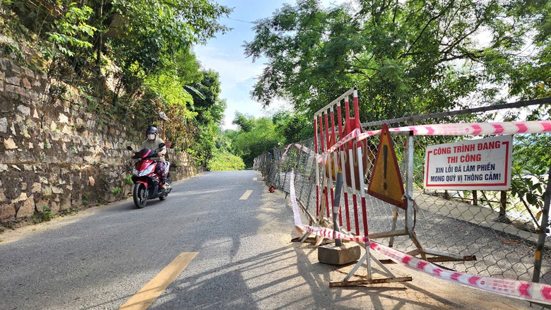 Tỉnh lộ huyết mạch ở Quảng Ng&atilde;i sạt lở hơn 6 th&aacute;ng tiếp tục ăn s&acirc;u v&agrave;o mặt đường- Ảnh 6.