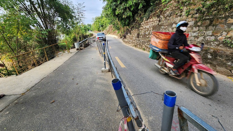 Tỉnh lộ huyết mạch ở Quảng Ng&atilde;i sạt lở hơn 6 th&aacute;ng tiếp tục ăn s&acirc;u v&agrave;o mặt đường- Ảnh 10.